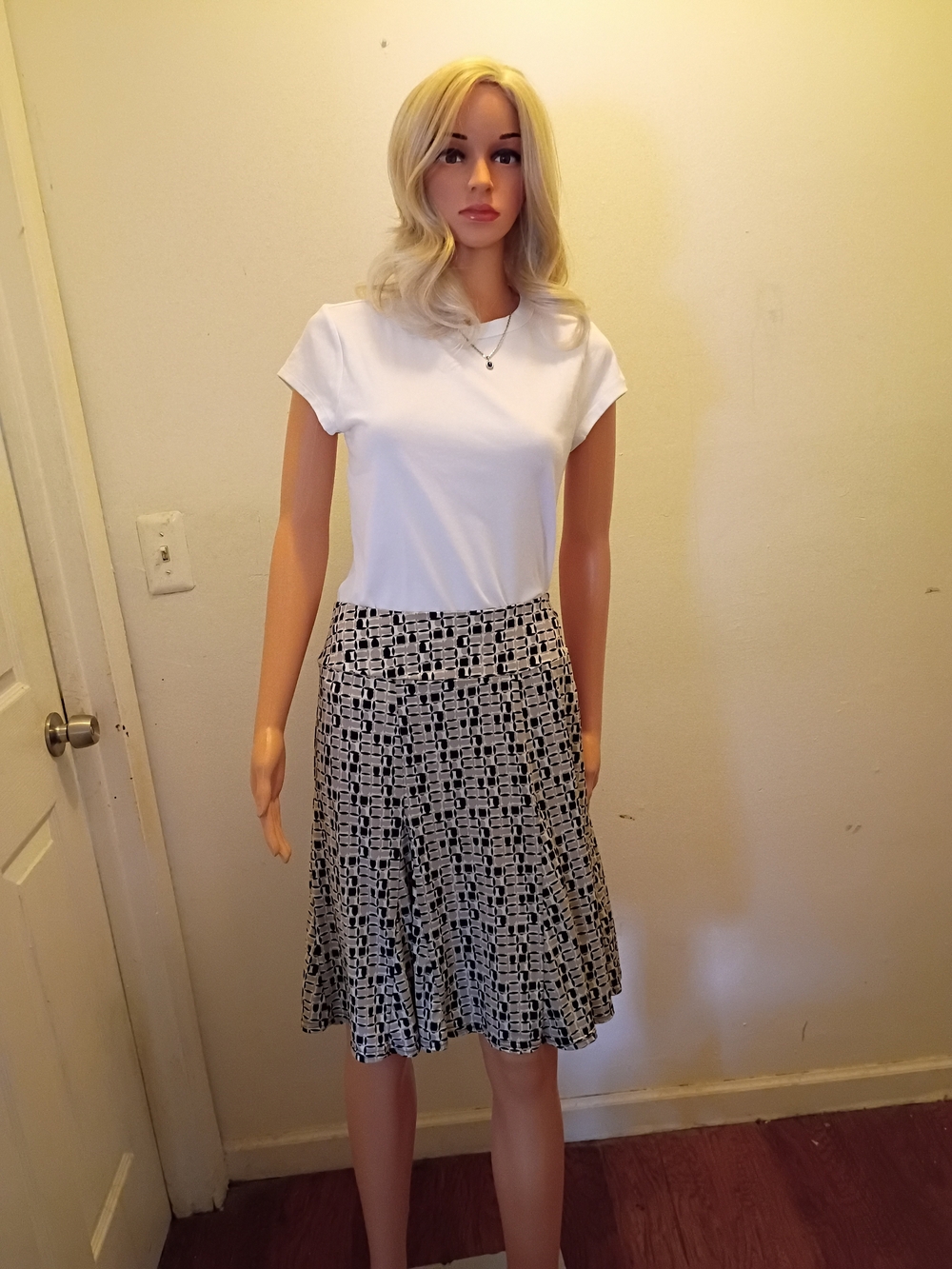 *NWOT*  Women's Black & White Geometric A-Line Skirt